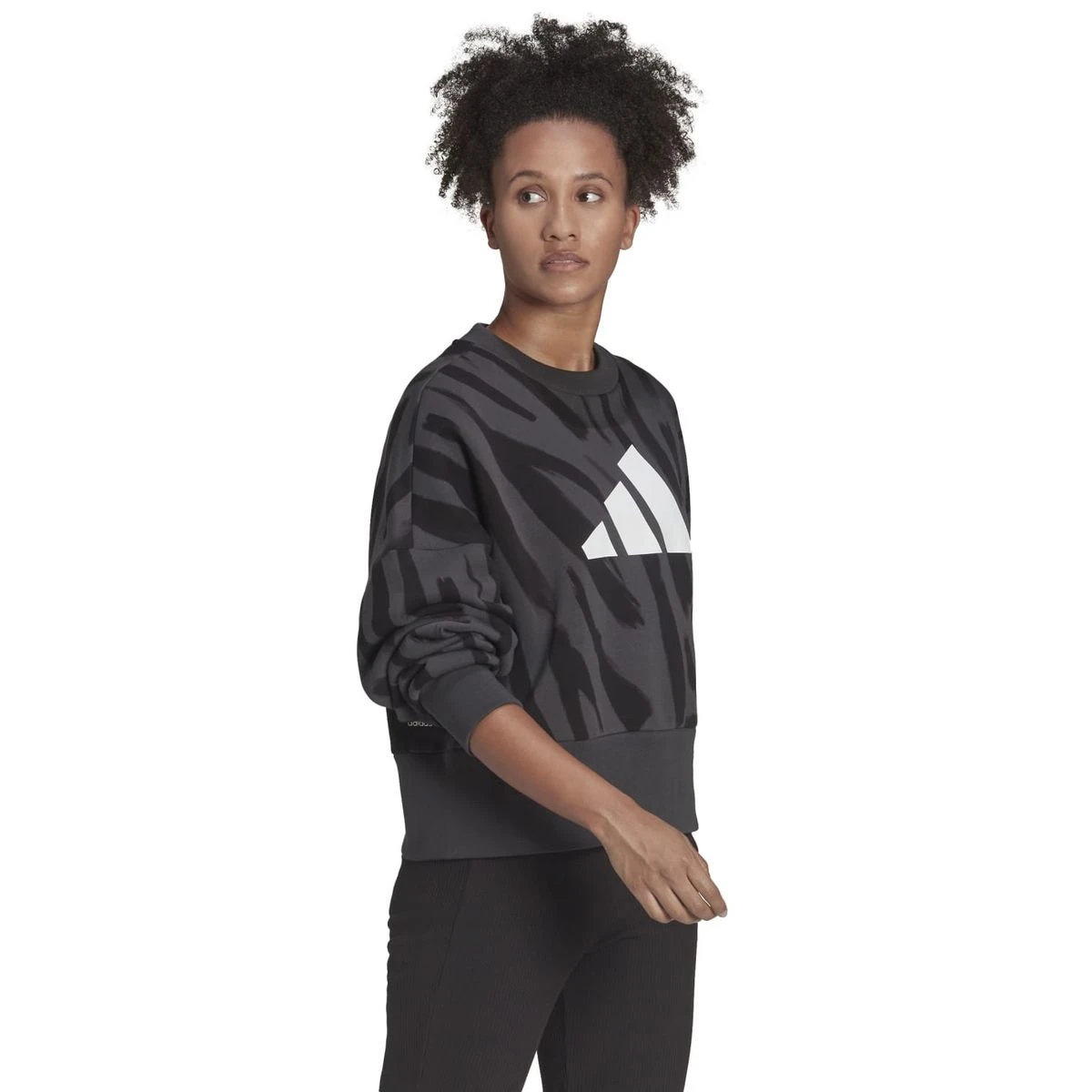 Adidas Sportswear Future Icons Feel Fierce Graphic Sweatshirt Damen 3 Adidas Sportswear Future Icons Feel Fierce Graphic Sweatshirt Damen – Bild 3