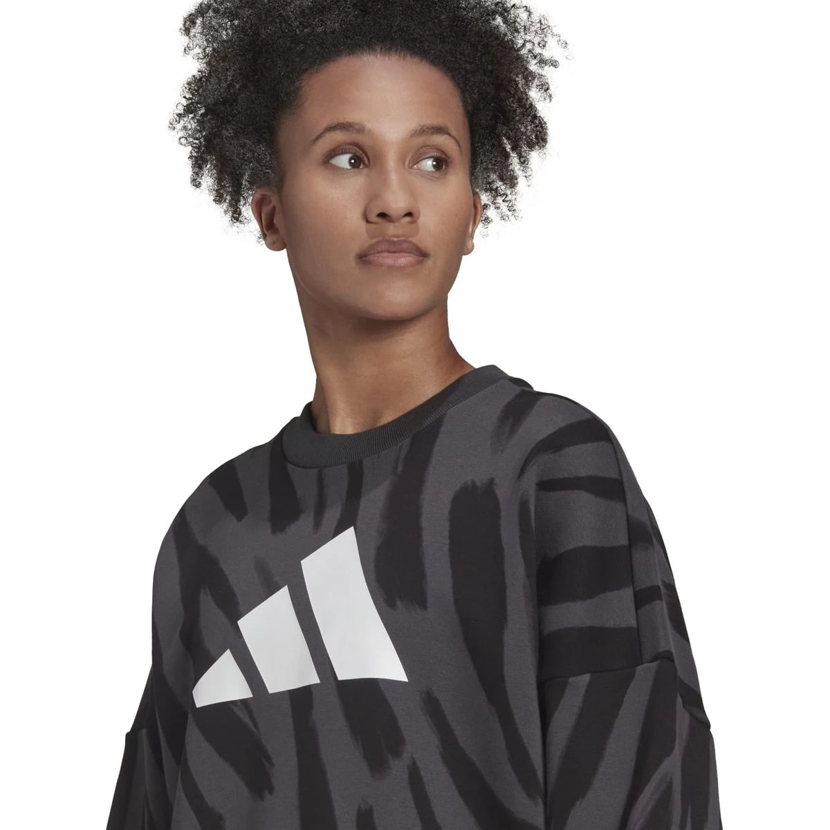 Adidas Sportswear Future Icons Feel Fierce Graphic Sweatshirt Damen 5 Adidas Sportswear Future Icons Feel Fierce Graphic Sweatshirt Damen – Bild 5