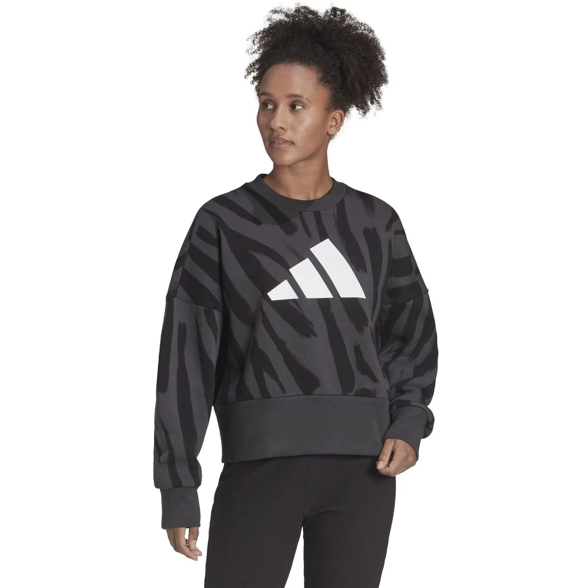Adidas Sportswear Future Icons Feel Fierce Graphic Sweatshirt Damen 7 Adidas Sportswear Future Icons Feel Fierce Graphic Sweatshirt Damen – Bild 7