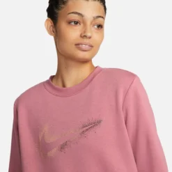 Nike Sportswear Club Graphic Logo Crewneck Damen Sweatshirt -Sport 2000 Geschaft nike dq6774 667 model3 mnovsu